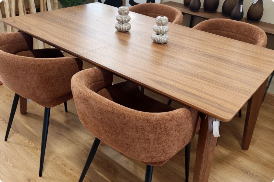 mesa comedor de diseño con sillas