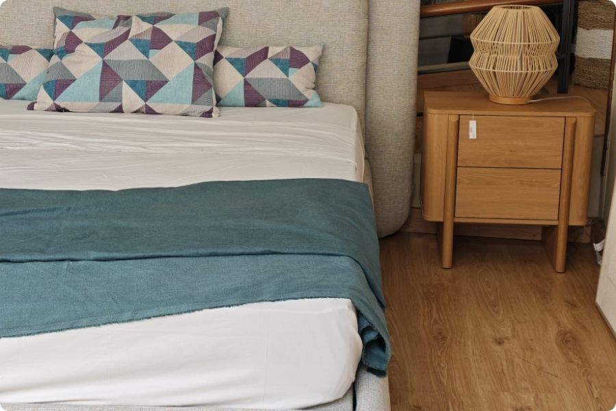 cama dormitorio matrimonio con mesita de madera
