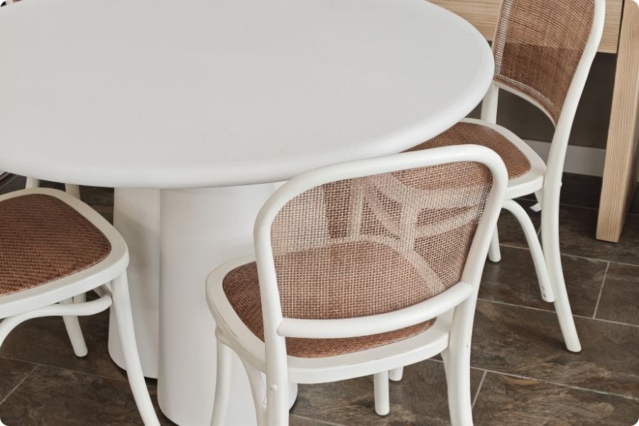 mesa redonda de comedor blanca con sillas