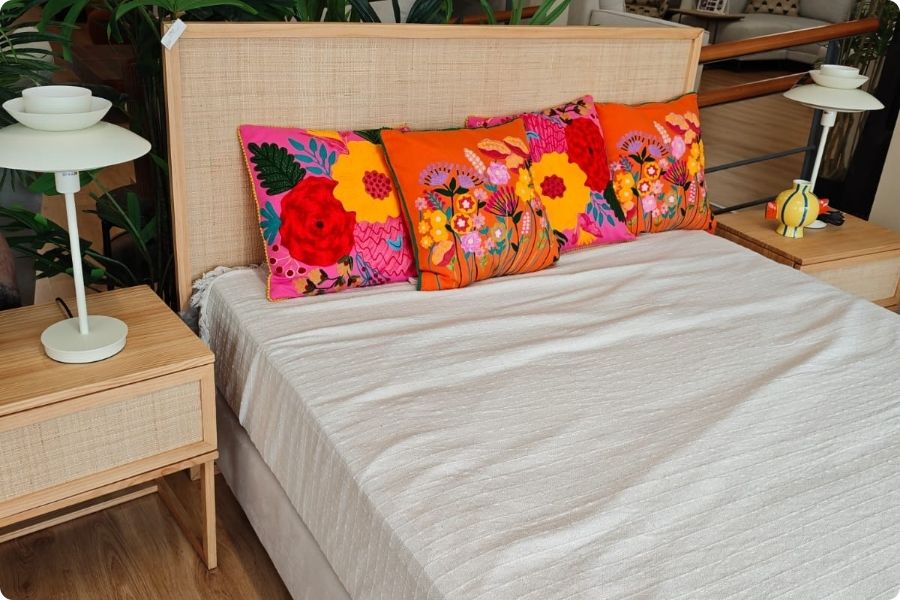 cama estilo primaveral con cojines de diseño