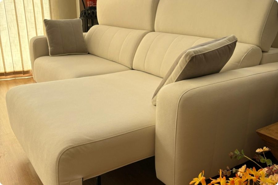 sofá cheiselongue color claro