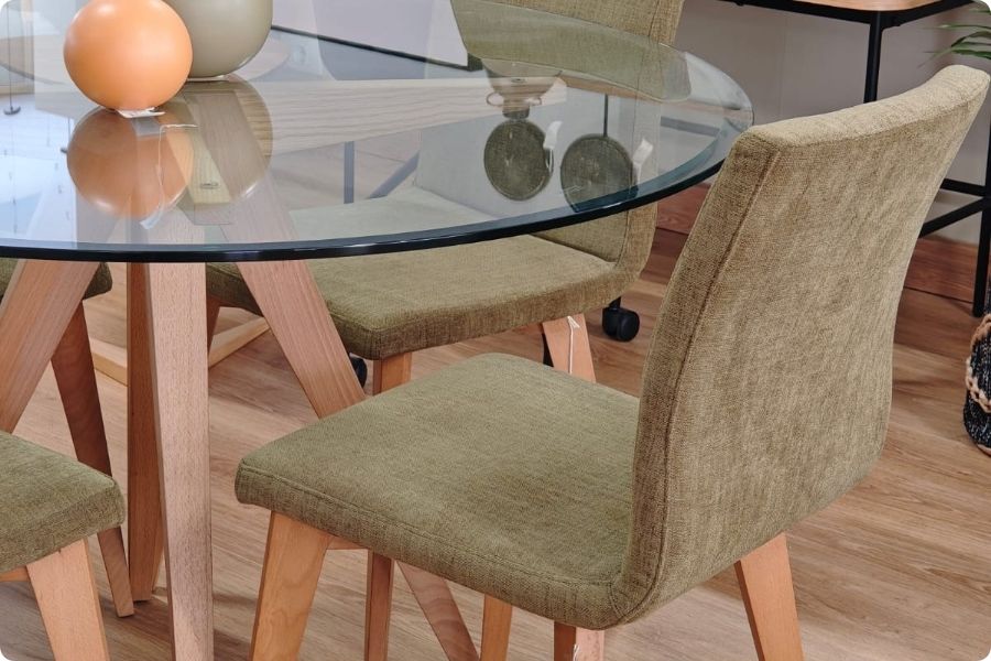 mesa de comedor de cristal con sillas de diseño