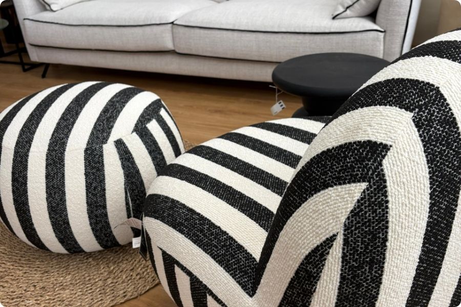 sillones estampado zebra con sofá dos plazas a juego en blanco